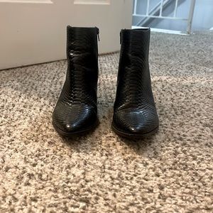 Coconuts by Matisse black alligator style booties with pointed toe size 8.5